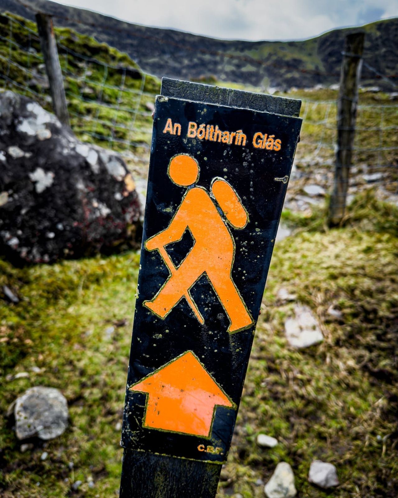 A walking marker labelled An Bóthar Glas